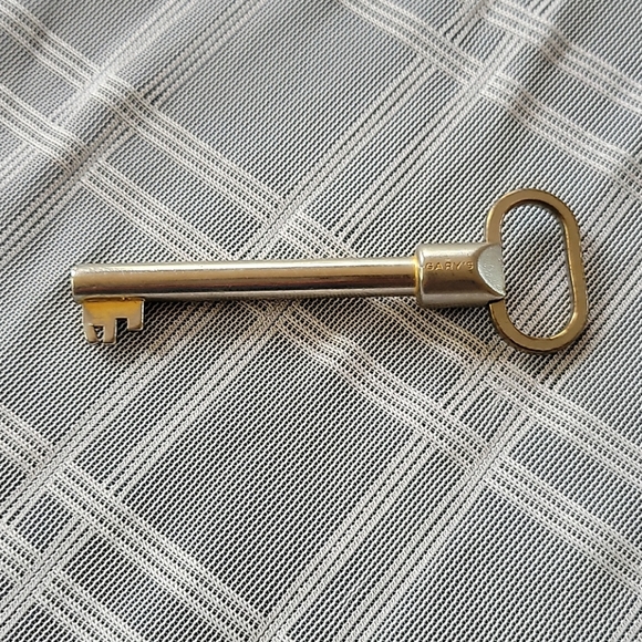 Pull Apart Quick Release Metal Key Keychain - Picture 2 of 6